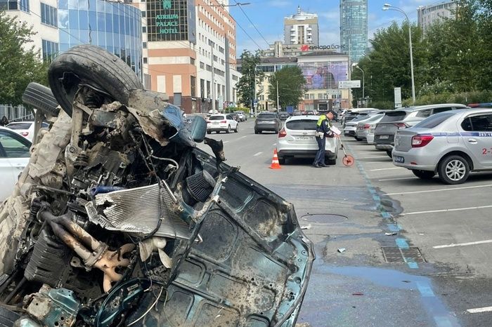 Hyundai устроил аварию с опрокидыванием в Екатеринбурге
