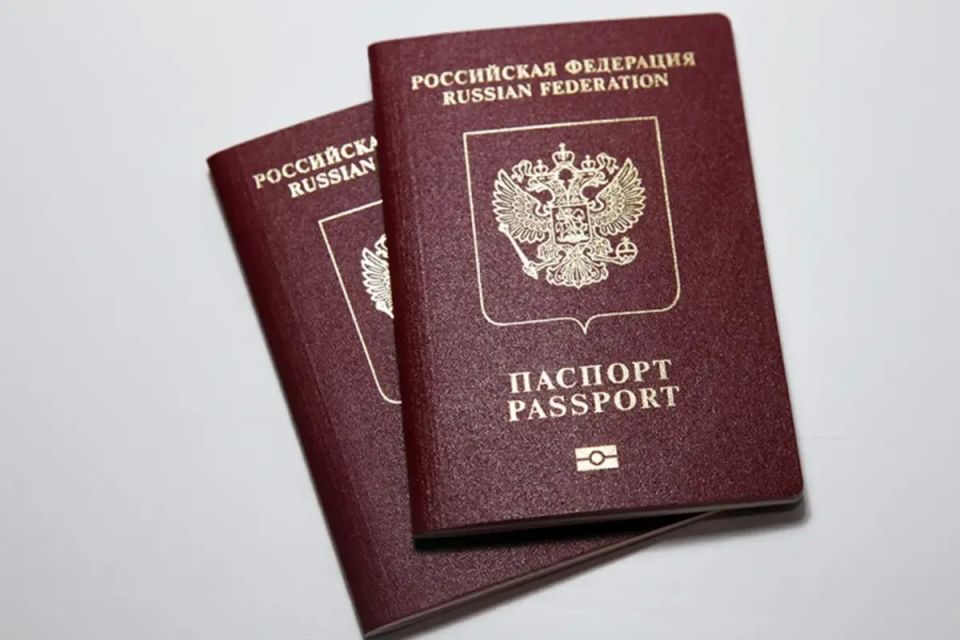 «А могут и высадить»: в АТОР россиянам рекомендуют перейти на 10-летние загранпаспорта