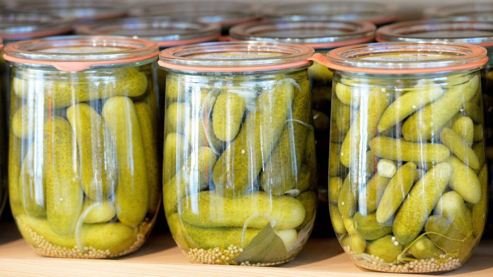 Стерилизовать банки для консервации нет нужды: помойте их с этим средством