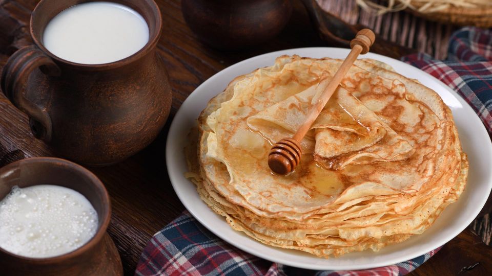 Просроченный «Снежок» не выбрасывайте: из него получатся необычные блинчики с дырочками