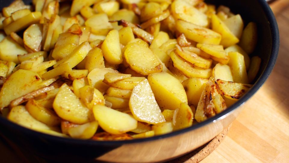 Жареная картошка всегда будет с хрустящей корочкой: запомните 3 простых правила