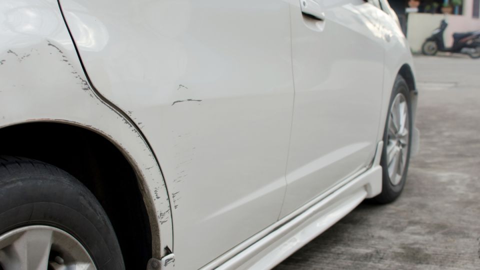 Как действовать, если ваш автомобиль оказался поврежден на парковке?