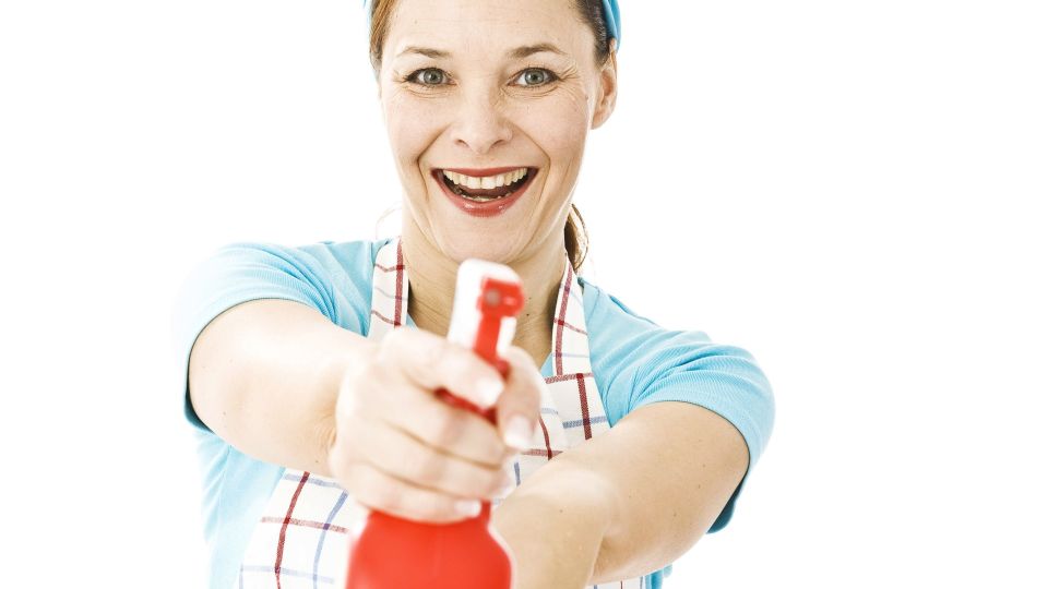 Не спешите бежать в химчистку: пятно от шариковой ручки можно убрать в домашних условиях