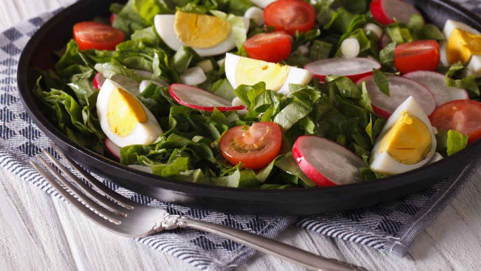 Простой и нежный салатик из весенних овощей: приготовьте прямо на даче