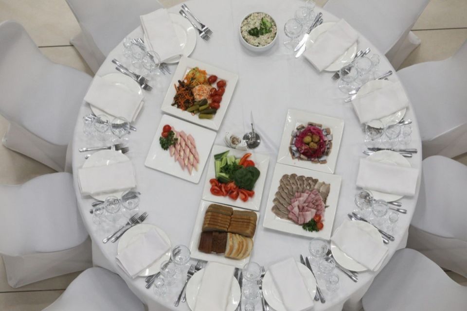 Почему рестораны внедряют лимиты на время пребывания: мнения экспертов