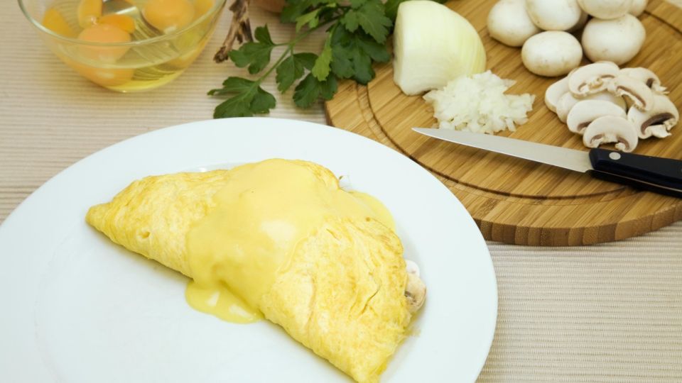 Забудьте про грязные сковородки: пышный омлет в микроволновке приготовится сам