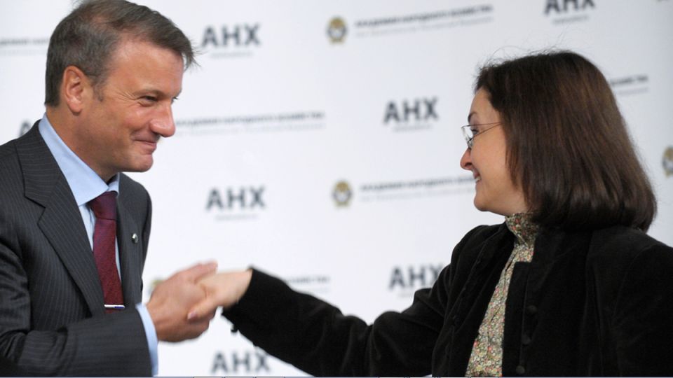 Почему банки ограничивают наличность и активнее навязывают кредиты?