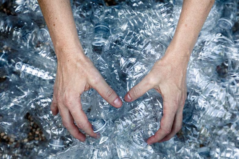 почему смывать пластик в унитаз — это не просто неправильно, а опасно