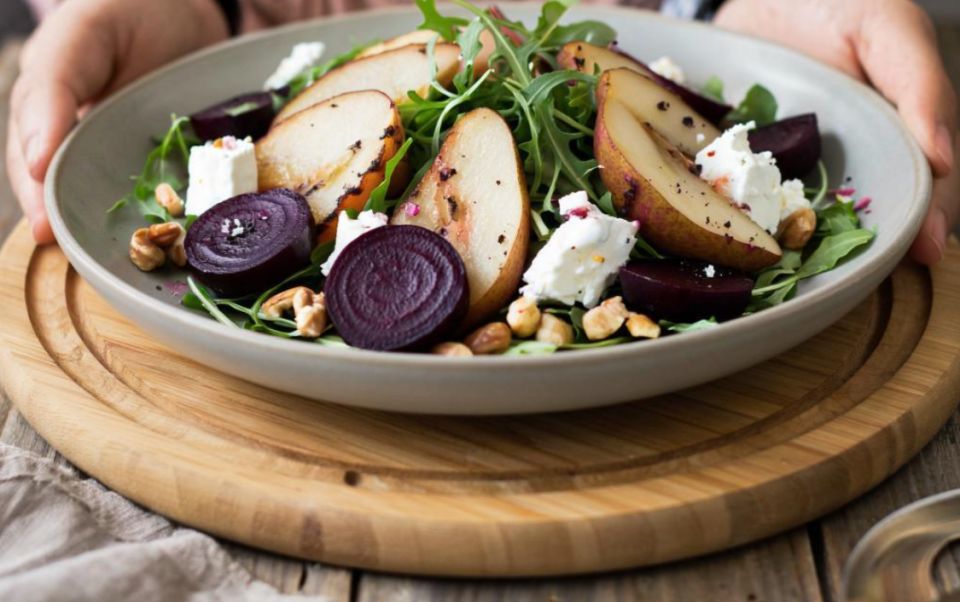 осенний вкус: теплый грушево-свекольный салат с козьим сыром