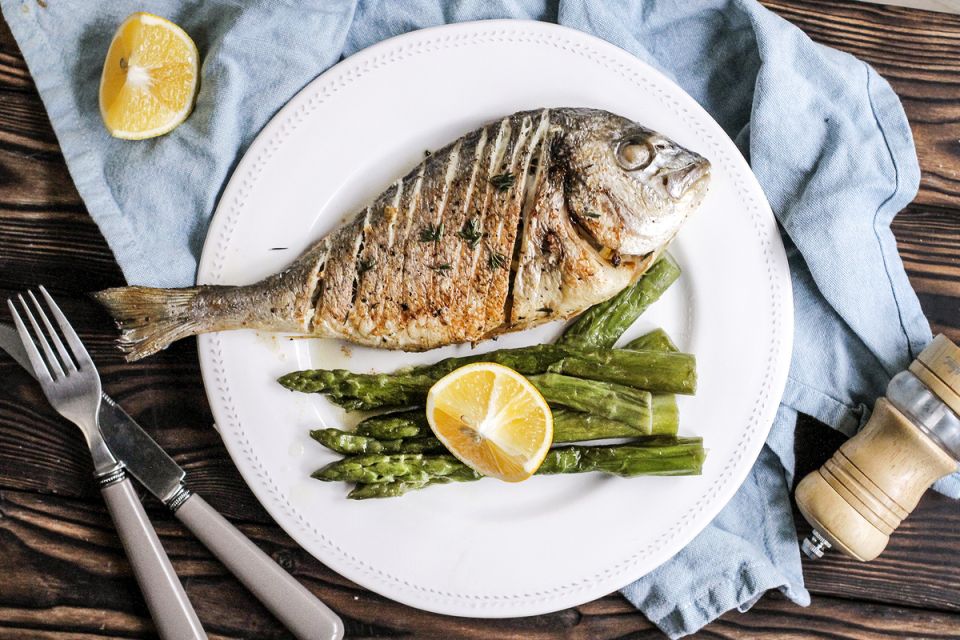 Восхитительная дорадо с нежной спаржей и ароматным тимьяном