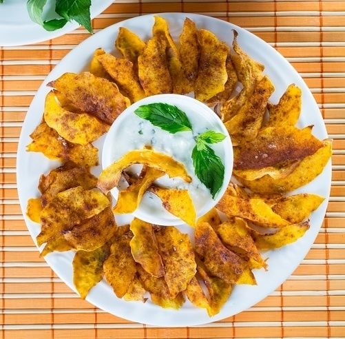 Тыквенные чипсы с мятно-йогуртовым соусом