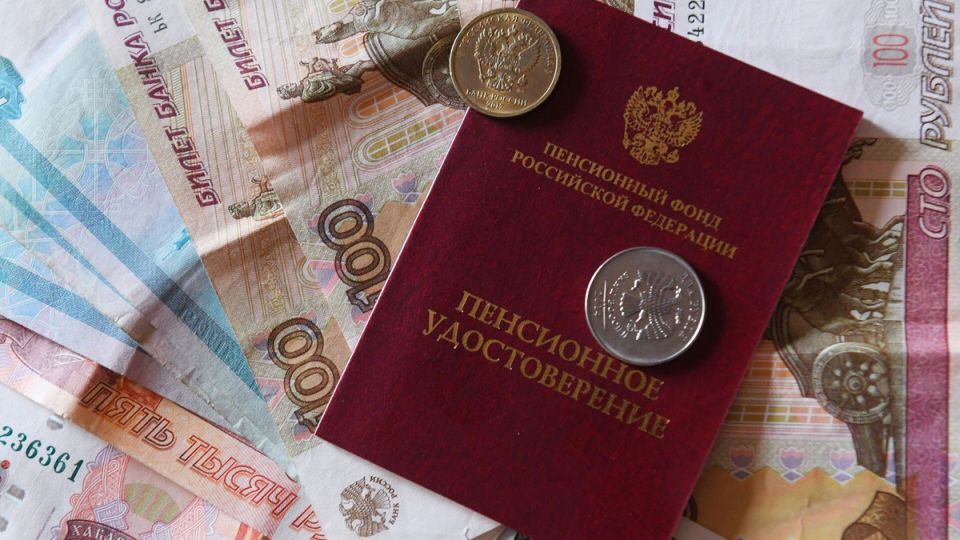 Пенсионеру при сокращении положены выплаты за третий месяц: спокойное объяснение ситуации