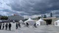 В Историческом сквере появились белые шатры и деревянные ларьки