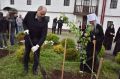 Глава Свердловской области Денис Паслер принял участие впосадке натерритории женского монастыря грушевых деревьев