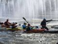 Экстремалы устроили водные гонки в городском пруду