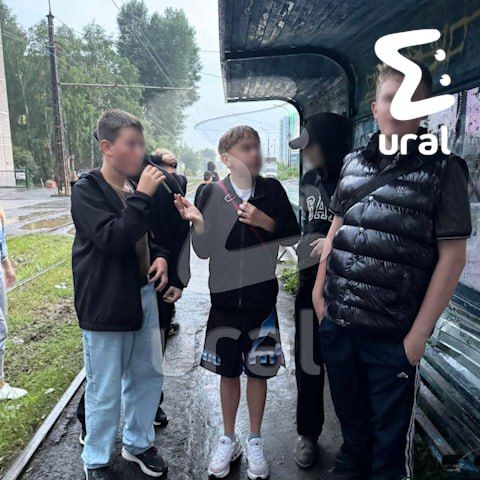 Подростки залезли на колбасу в Екатеринбурге