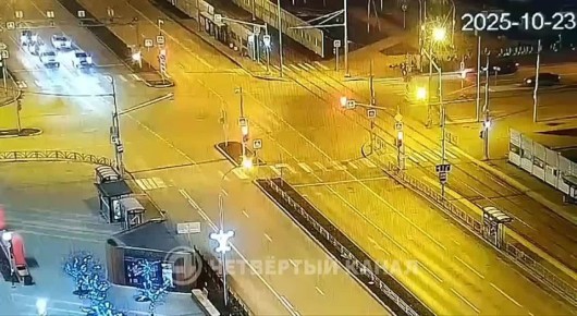 Улетел от погони на встречку: легковушка влетела в столб в Академическом районе