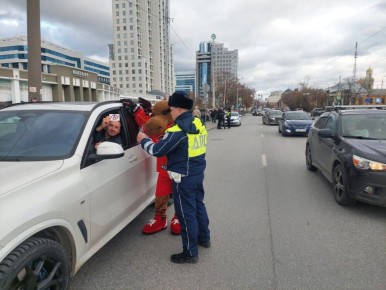 Прямо сейчас! Автоинспекторы и «Автомобилист» поздравляют водителей на улицах Екатеринбурга