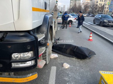 После наезда еще дышал: бетономешалка насмерть сбила курьера-самокатчика в Екатеринбурге