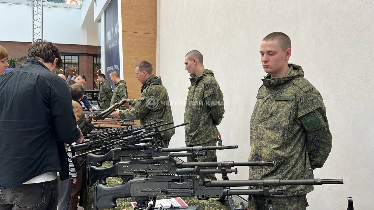 Трофейную технику НАТО выставили в ТРЦ Екатеринбурга Трофейную технику НАТО выставили в ТРЦ Екатеринбурга