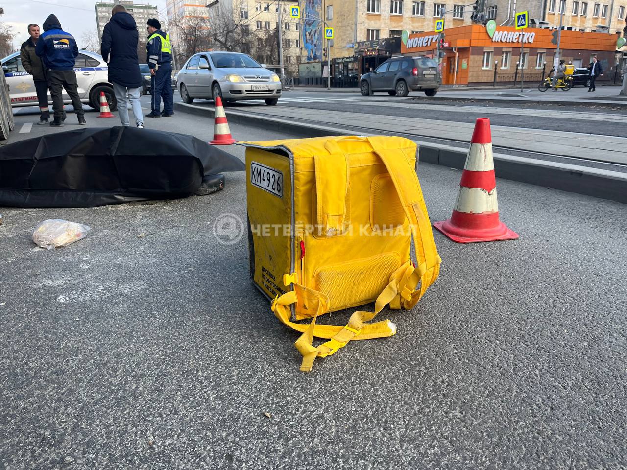 После наезда еще дышал: бетономешалка насмерть сбила курьера-самокатчика в Екатеринбурге После наезда еще дышал: бетономешалка насмерть сбила курьера-самокатчика в Екатеринбурге