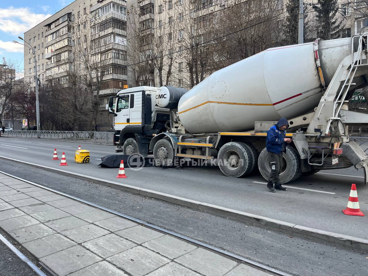 После наезда еще дышал: бетономешалка насмерть сбила курьера-самокатчика в Екатеринбурге После наезда еще дышал: бетономешалка насмерть сбила курьера-самокатчика в Екатеринбурге