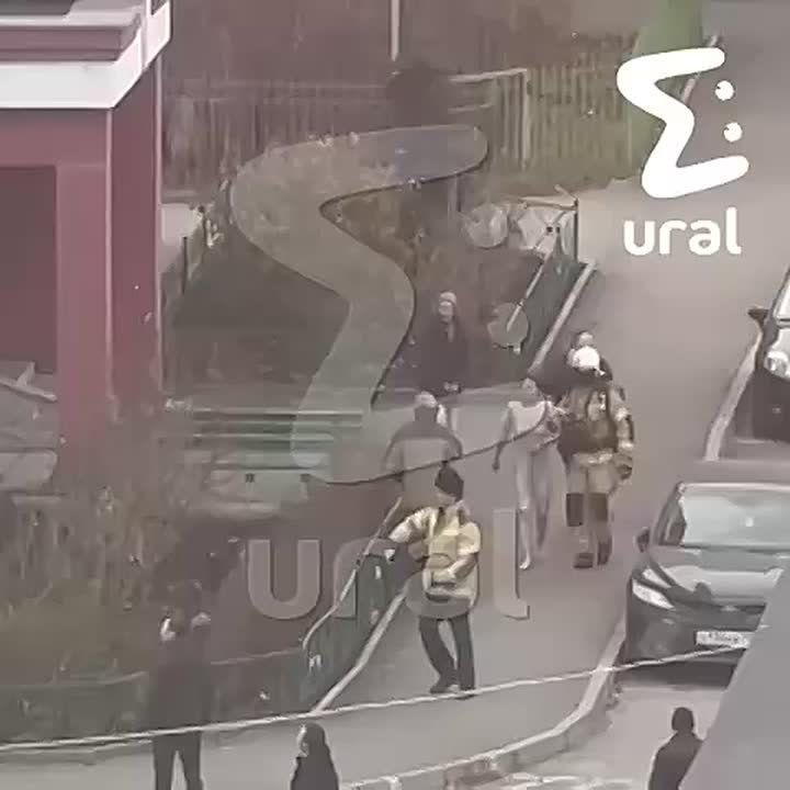 Пожар на шестом этаже на Родонитовой в Екатеринбурге