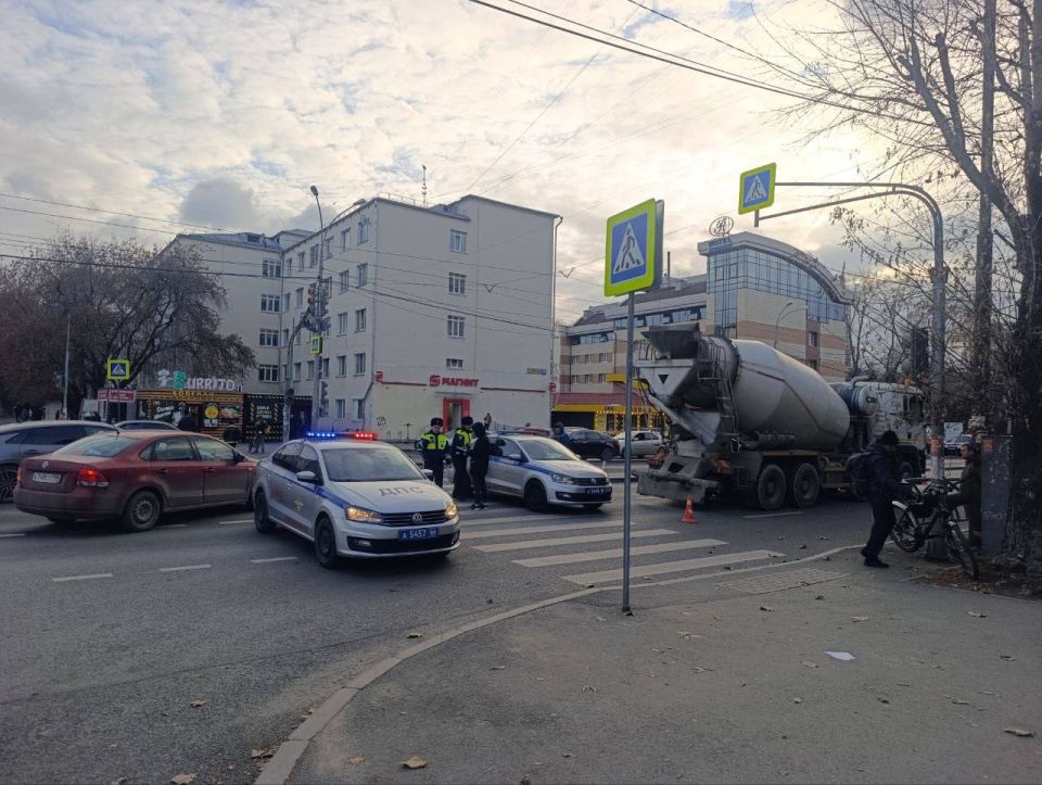 Бетономешалка в Екатеринбурге сбила мужчину на электровелосипеде