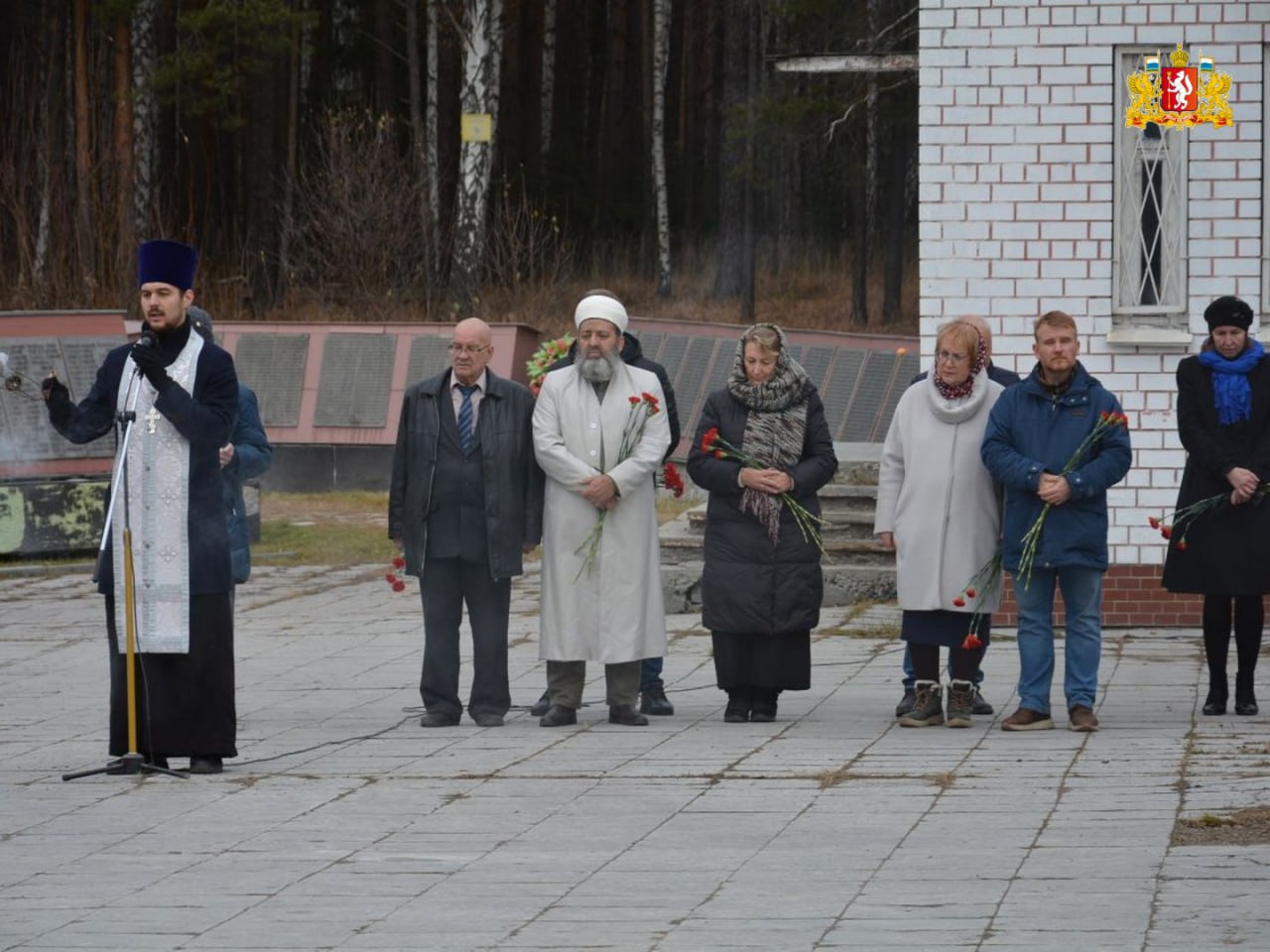 Свердловчане почтили память жертв политических репрессий и возложили цветы на мемориальном комплексе на 12-м километре Московского тракта Свердловчане почтили память жертв политических репрессий и возложили цветы на мемориальном комплексе на 12-м километре Московского тракта