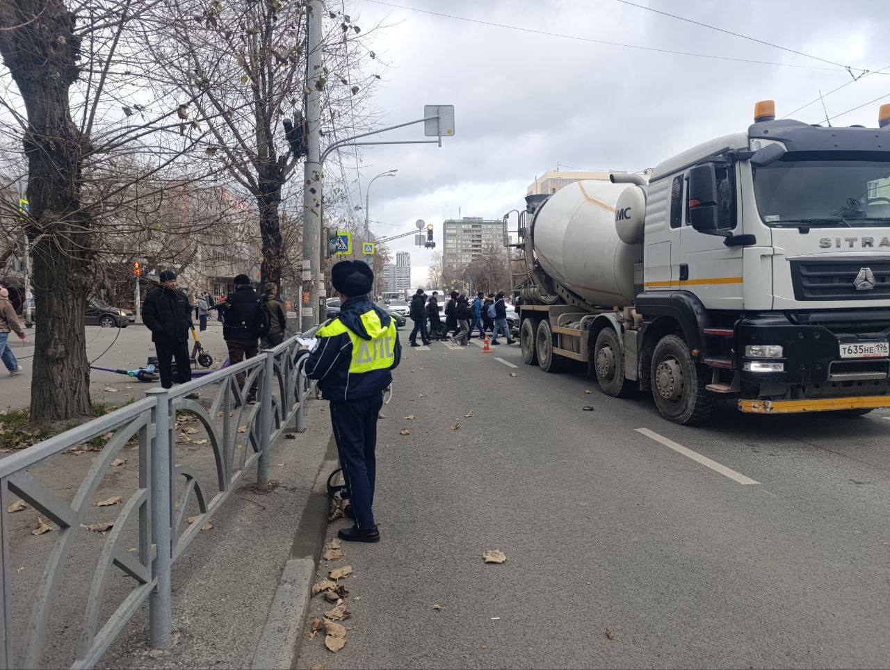 Бетономешалка в Екатеринбурге сбила мужчину на электровелосипеде Бетономешалка в Екатеринбурге сбила мужчину на электровелосипеде