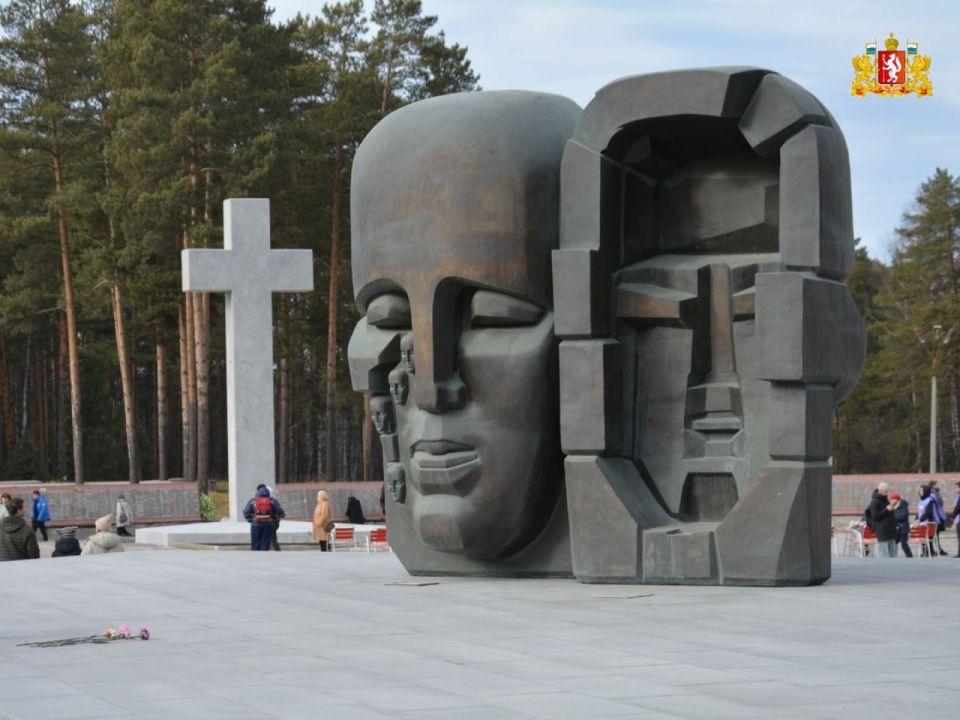 Свердловчане почтили память жертв политических репрессий и возложили цветы на мемориальном комплексе на 12-м километре Московского тракта