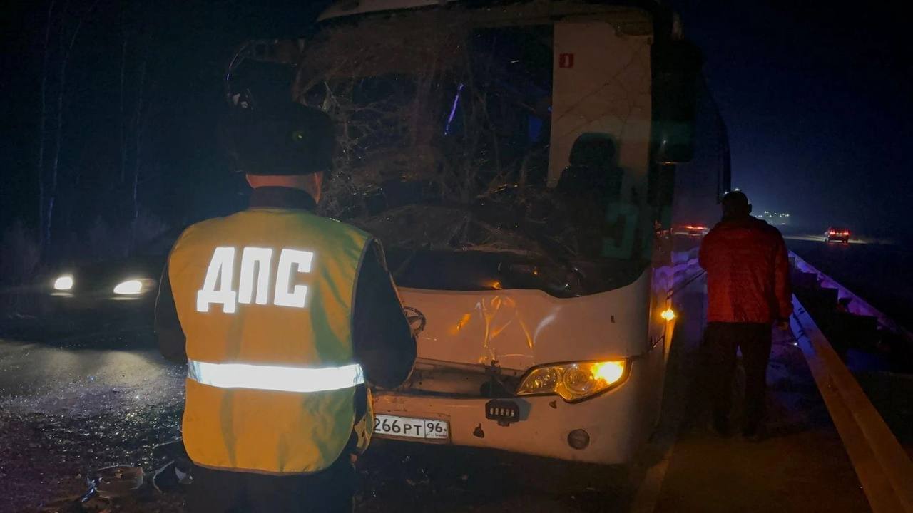 Автобус с детьми столкнулся с грузовиком