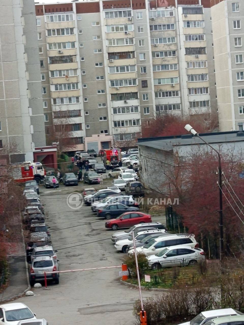Квартира загорелась на 6 этаже жилого дома На месте работают спасатели и экстренные службы. Женщину босиком вывели из подъезда - вероятно, это хозяйка Квартира загорелась на 6 этаже жилого дома На месте работают спасатели и экстренные службы. Женщину босиком вывели из подъезда - вероятно, это хозяйка