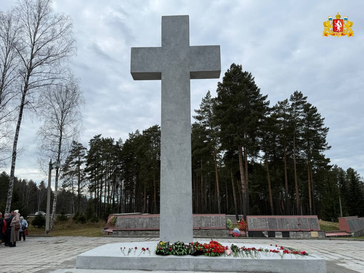 Свердловчане почтили память жертв политических репрессий и возложили цветы на мемориальном комплексе на 12-м километре Московского тракта Свердловчане почтили память жертв политических репрессий и возложили цветы на мемориальном комплексе на 12-м километре Московского тракта