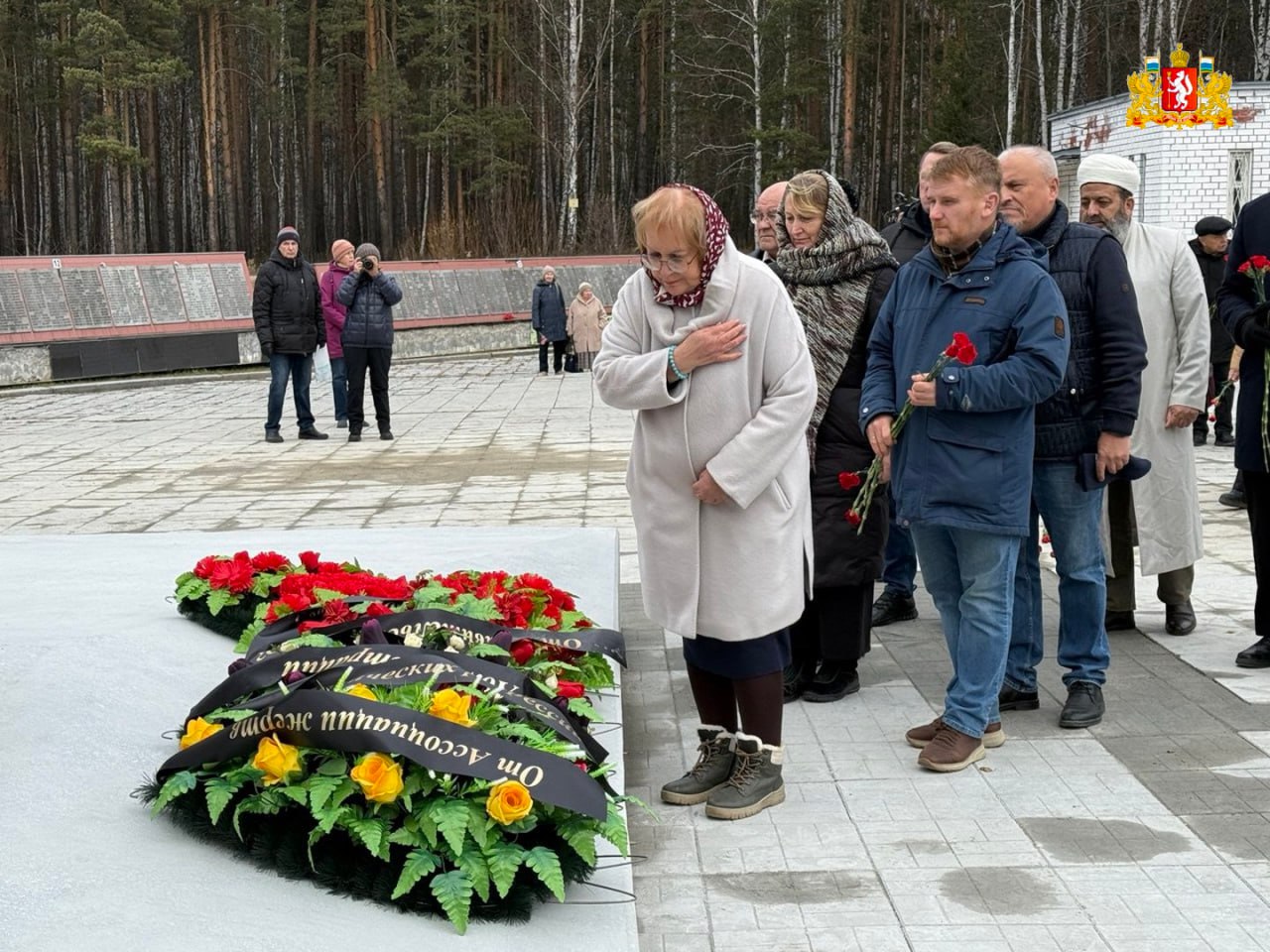 Свердловчане почтили память жертв политических репрессий и возложили цветы на мемориальном комплексе на 12-м километре Московского тракта Свердловчане почтили память жертв политических репрессий и возложили цветы на мемориальном комплексе на 12-м километре Московского тракта
