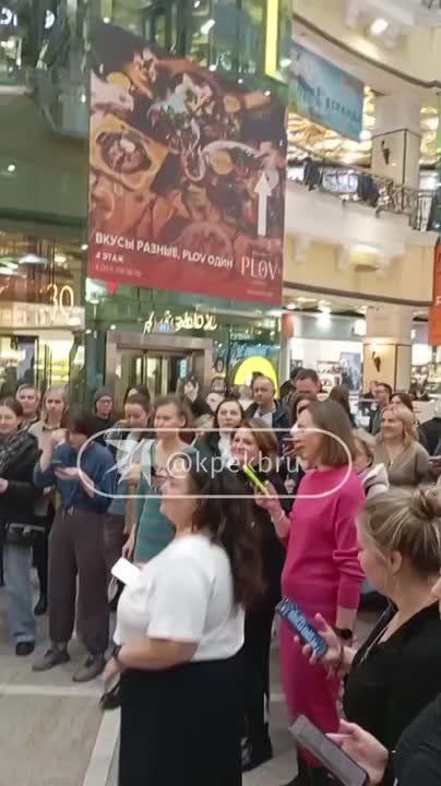 Екатеринбуржцы устроили флешмоб в торговом центре «Пассаж» и спели осенние песни