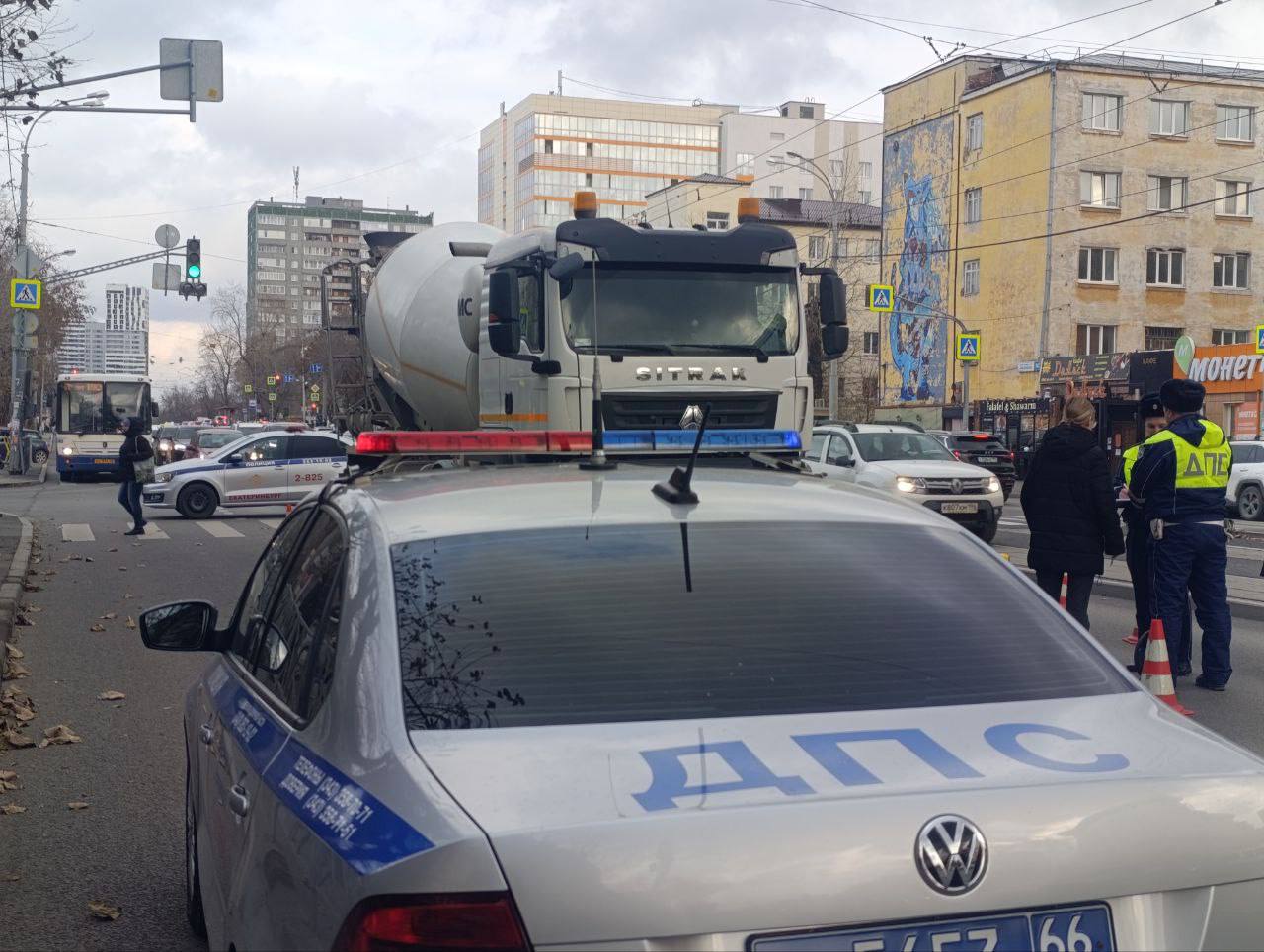 Бетономешалка в Екатеринбурге сбила мужчину на электровелосипеде Бетономешалка в Екатеринбурге сбила мужчину на электровелосипеде