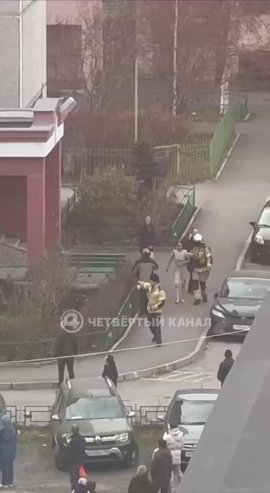 Квартира загорелась на 6 этаже жилого дома На месте работают спасатели и экстренные службы. Женщину босиком вывели из подъезда - вероятно, это хозяйка