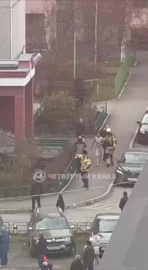 Квартира загорелась на 6 этаже жилого дома На месте работают спасатели и экстренные службы. Женщину босиком вывели из подъезда - вероятно, это хозяйка