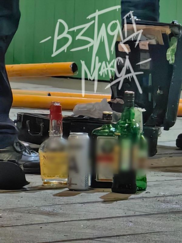 На месте трагедии в Ревде, где вечером 27 октября пьяный водитель насмерть сбил двух маленьких девочек, продолжают работать следователи