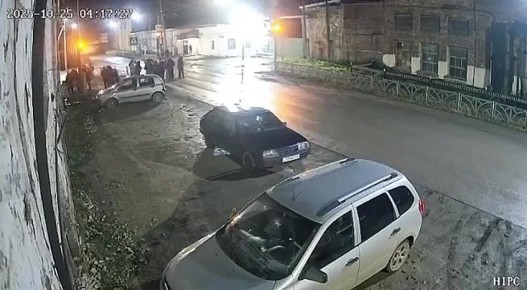 В Свердловской области выпивший 28-летний мужчина поссорился с также выпившими односельчанами и набросился на них с заведенной бензопилой, сообщили РИА Новости в МВД по региону