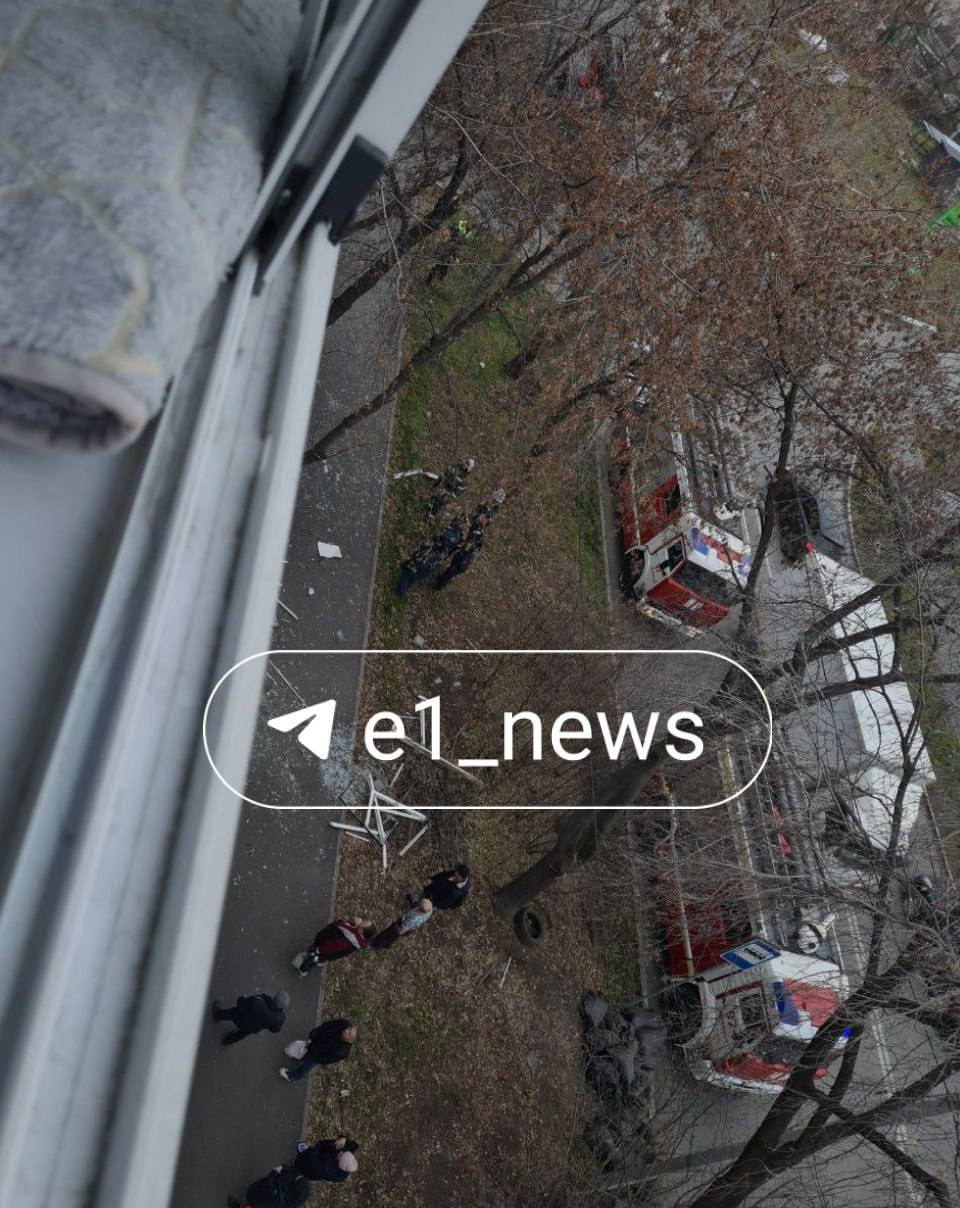Сильный хлопок напугал екатеринбуржцев в многоквартирном доме на Елизаветинском шоссе Сильный хлопок напугал екатеринбуржцев в многоквартирном доме на Елизаветинском шоссе
