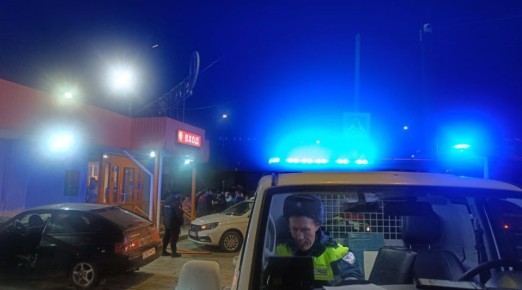 Автомобиль сбил трех детей на тротуаре в Ревде Свердловской области, сообщили в пресс-службе региональной Госавтоинспекции