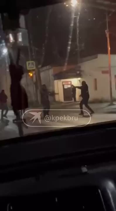 Мужчина пошел на толпу молодежи с бензопилой: что было дальше