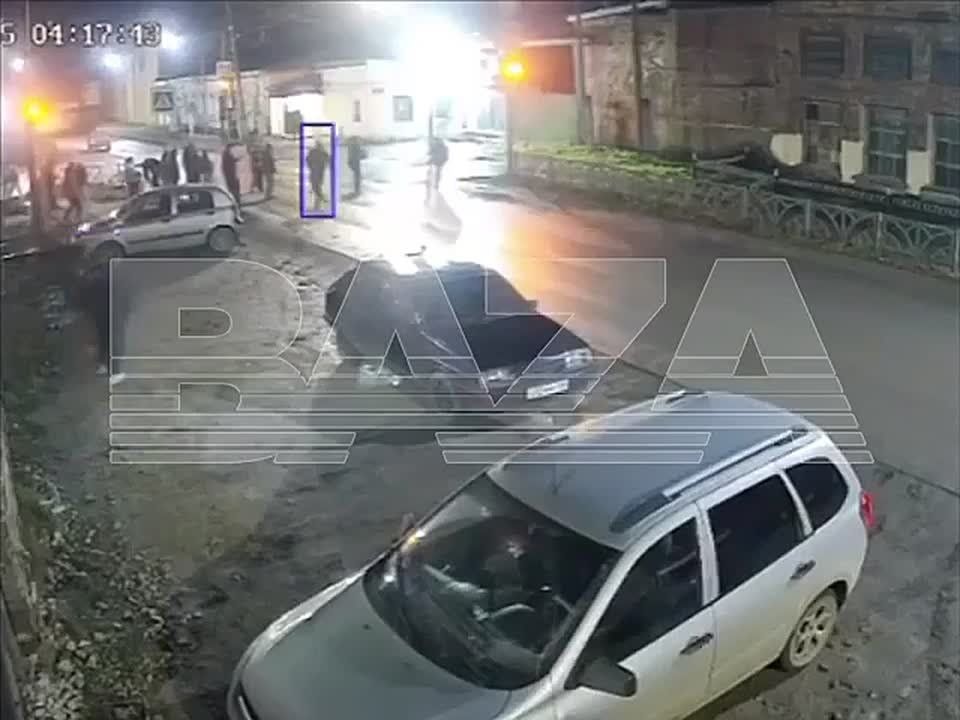 На Урале неадекват с заведённой бензопилой набросился на толпу прохожих у клуба