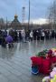 Стихийный мемориал образовался на месте гибели двух маленьких сестер в Ревде Свердловской области, где пьяный водитель вылетел на тротуар