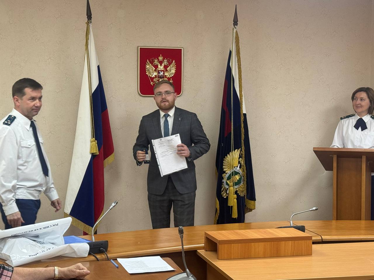Сегодня, 28 октября 2025 года, пройдя успешно свою первую аттестацию, в прокуратуре Свердловской области приняли Присягу прокурора два молодых сотрудника, а еще пятерым были вручены их первые погоны Сегодня, 28 октября 2025 года, пройдя успешно свою первую аттестацию, в прокуратуре Свердловской области приняли Присягу прокурора два молодых сотрудника, а еще пятерым были вручены их первые погоны