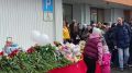 Стихийный мемориал на месте трагедии в Ревде становится больше