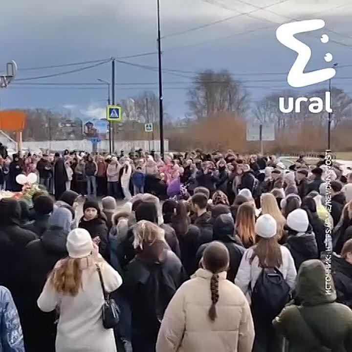 Ревдинцы несут цветы и игрушки к месту гибели двух маленьких сестёр, которых вчера сбил пьяный водитель