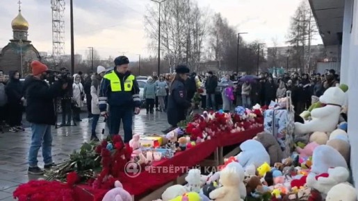 Уральцы собрались у мемориала на месте жуткого ДТП в Ревде У магазина - цветы, мягкие игрушки и личные вещи погибших: кроссовки, перчатки и шапка